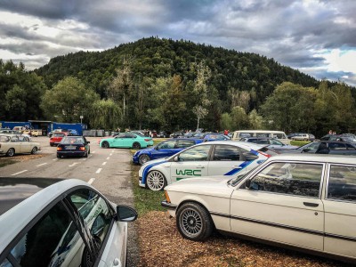 Parkirani na prizoršču Faaker See-ja ob Turbo Kurve, noro vzdušje!