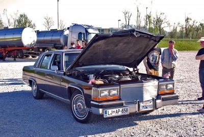 ? Cadillac Fleetwood Brougham ?